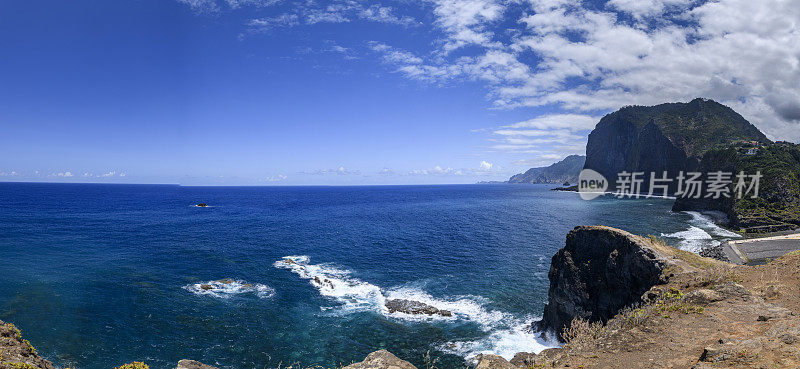 马德拉岛Faial的Miradouro do Guindaste海浪袭击海岸